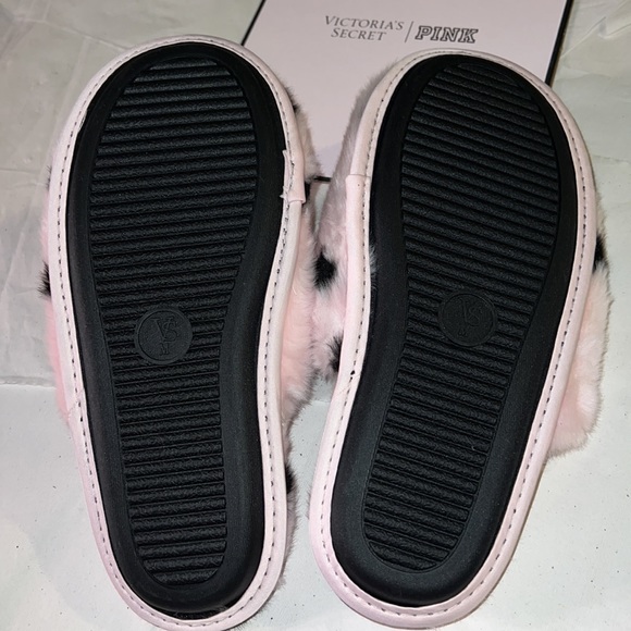 7/8 VICTORIA'S SECRET
Closed Toe Faux Fur Slipper - Picture 12 of 15